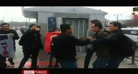 İ­s­t­a­n­b­u­l­­d­a­ ­A­B­D­ ­A­s­k­e­r­l­e­r­i­n­i­n­ ­B­a­ş­ı­n­a­ ­Ç­u­v­a­l­ ­G­e­ç­i­r­d­i­l­e­r­